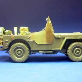 Minor 1/35 Light armoured US WWII Jeep with radio and stowage rack 372024